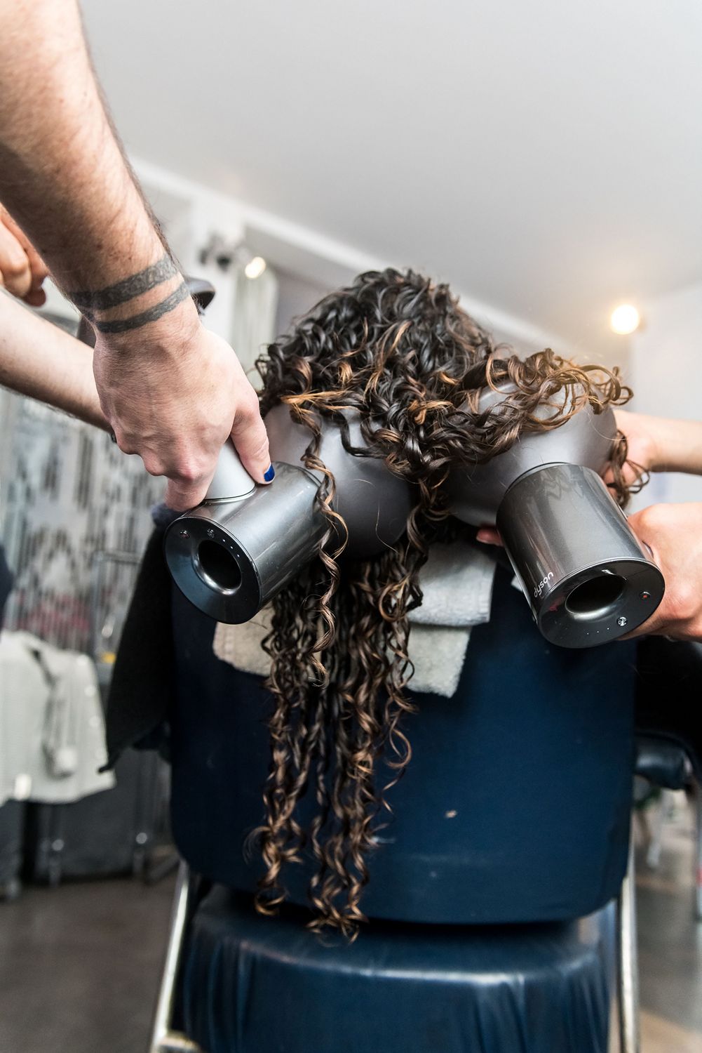 Flora et son look bouncy curls
